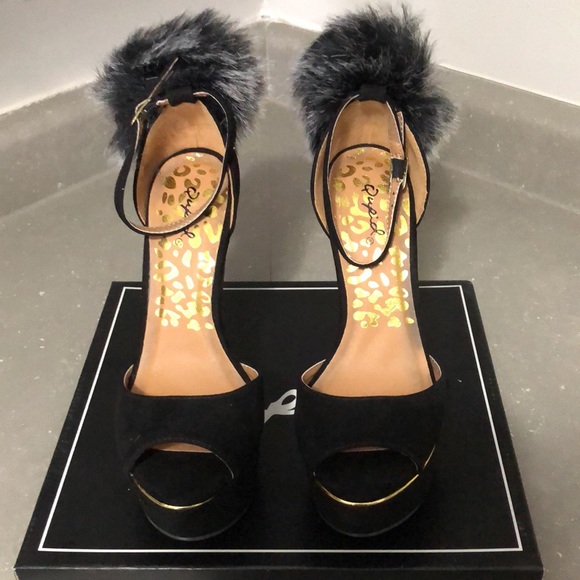 Qupid Shoes - 🌟$12 or 2/$15 BNIB🌟QUPID BLACK OPEN TOE SHOES, SZ 6 WITH CUTE FAUX FUR DETAIL.